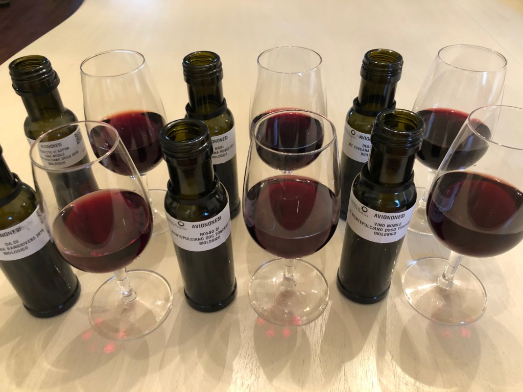 6 mini bottles of red wine with 6 glasses 